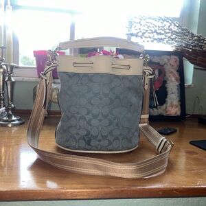 Coach Signature Jacquard Field Women's Bucket Bag - ChambrayLight Washed